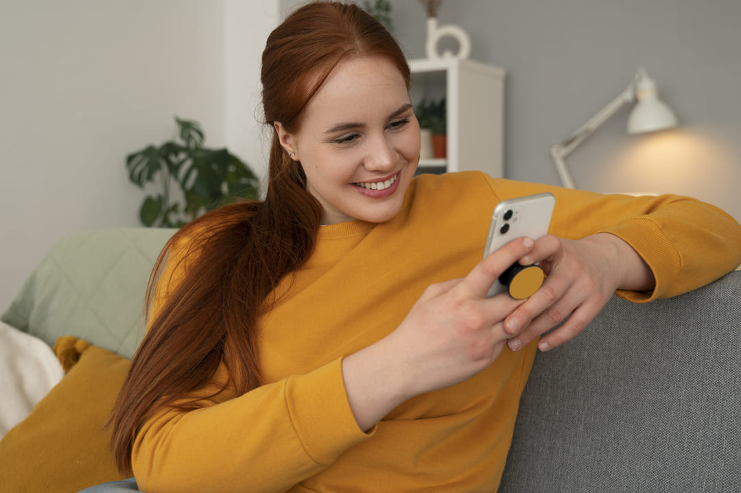 mujer viendo contenido efímero